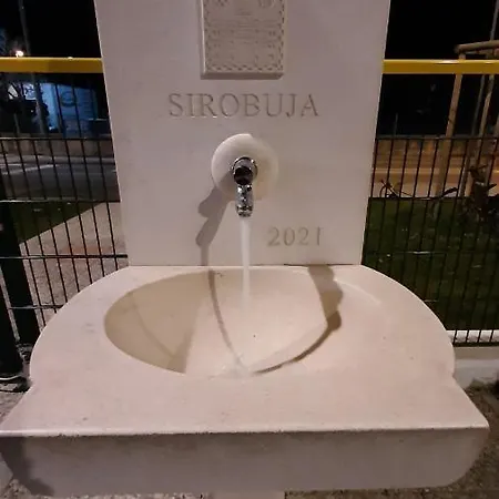 Luxury M&n In - Free Parking Apartment